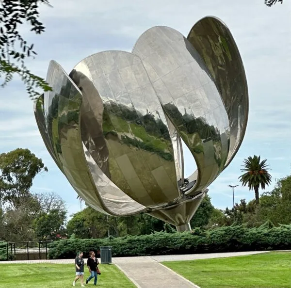 Florais Generica is a huge Steel Sculpture Buenos Aires that is shaped as a flower. It opens each morning as the day starts and closes at sunset and it is located within a park in the city of Buenos Aires.