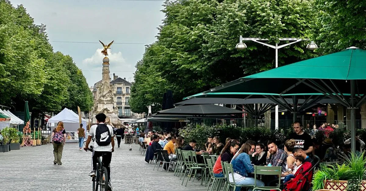 Outdoor eating in Reims