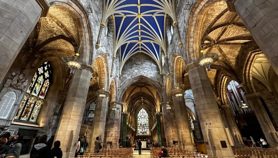 Inside of St Giles Cathedral with arches and stain glass decorative windows. One of the cheap things to do in Edinburgh.
