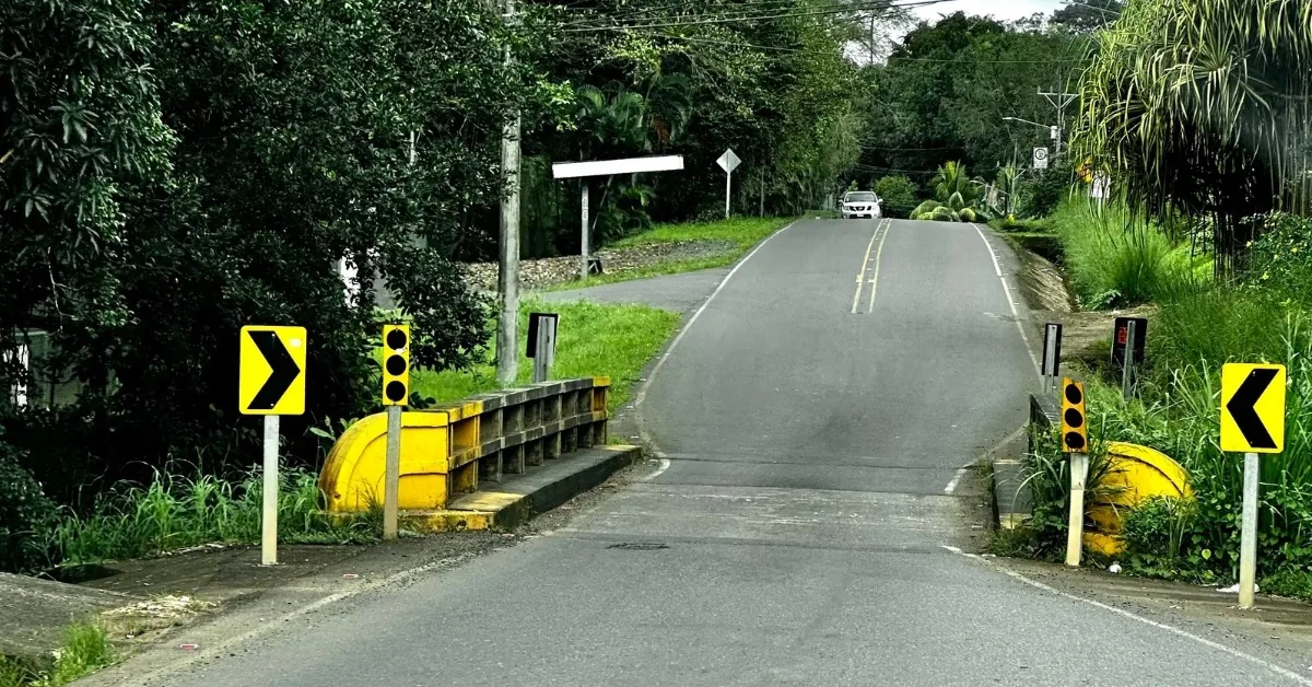 A road sign in Costa Rica warning drivers of a narrow bridge.