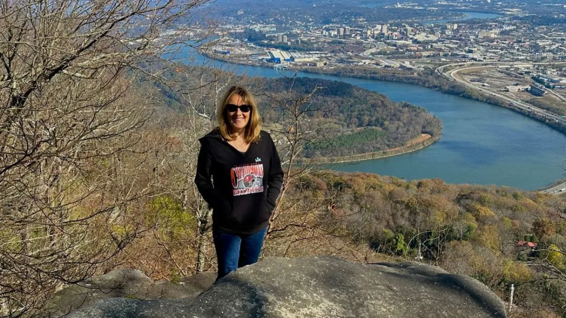 Woman standing at Point Park overview to Tennessee River Valley.