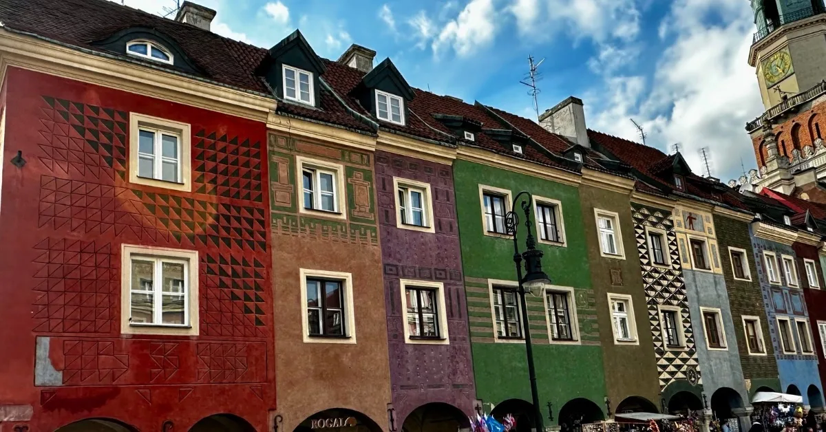 Merchant homes in Stare Rynek Poznan are each a different colour from blue to pink to purpose and green.