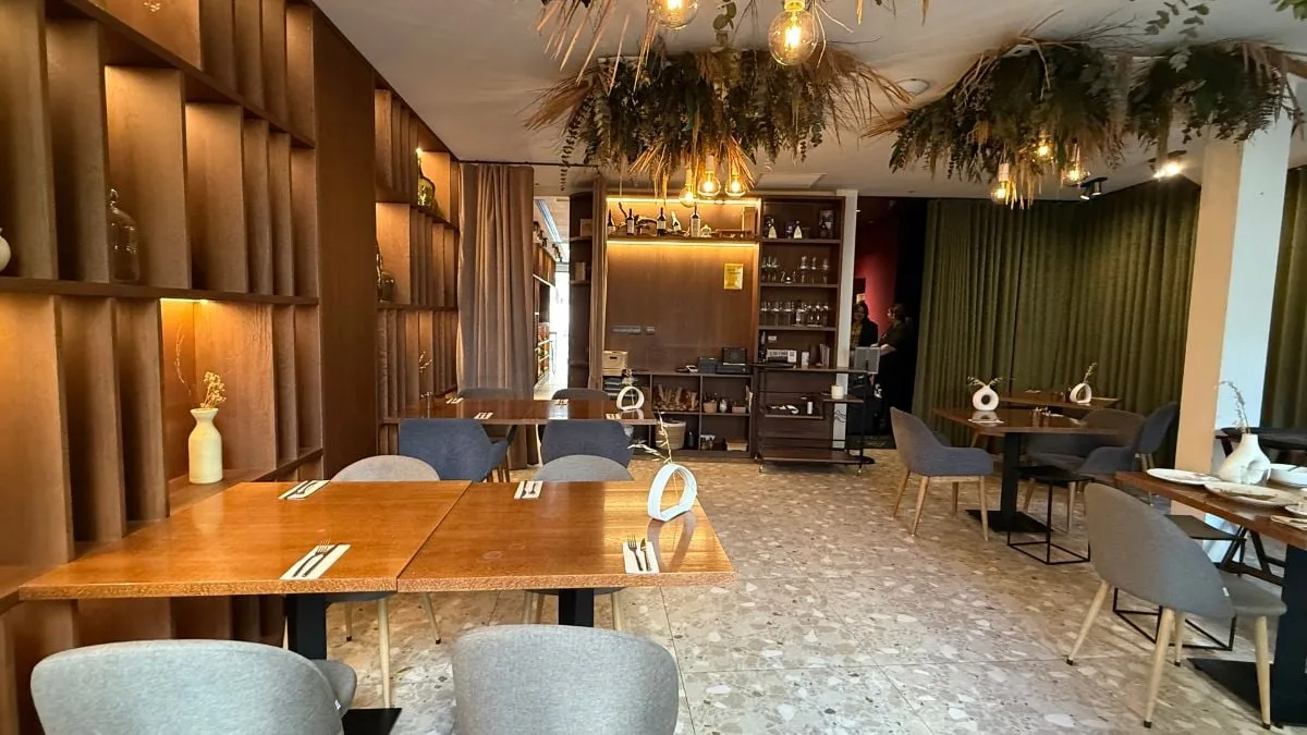 Modern restaurant dining interior in Cádiz