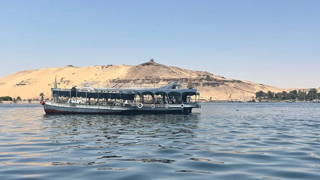 Boat-Sailing-On-Nile-Sand-Dunes-on-Riverbank.