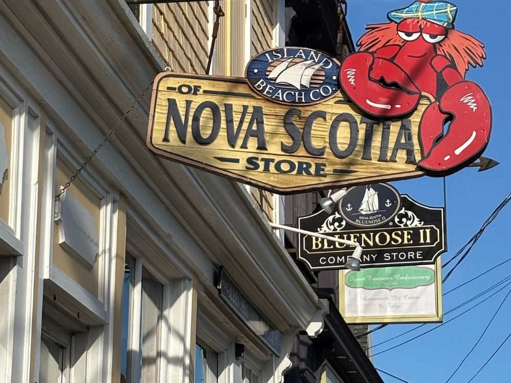Independent store sign in Lunenburg