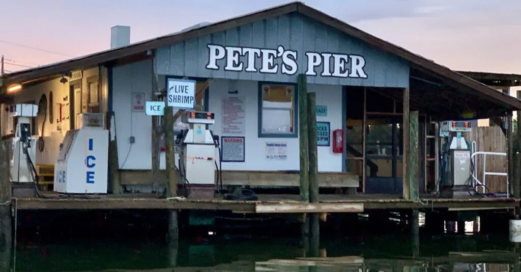 Wooden Building Pete’s Pier selling bait and fuel for boats at Crystal River.
