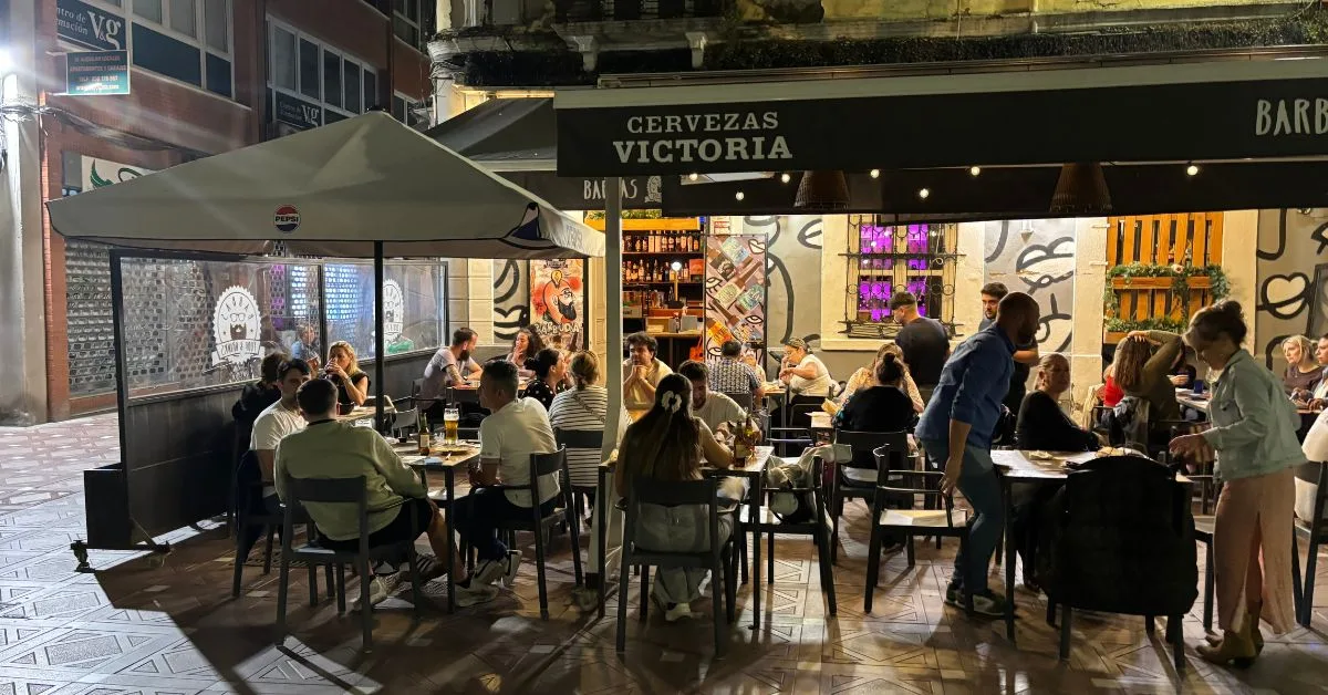 People sitting in the evening outside a restaurant