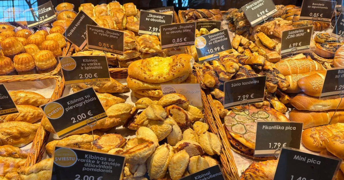 trays of kibinas laid out in a cafe ready for sale. Signs show the different varieties.