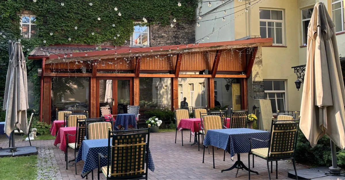 Grotthuss Hotel courtyard in the evening with tables outside
