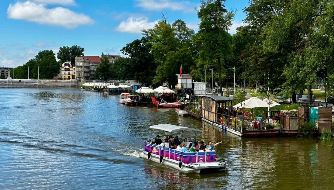 Spending time on the river on a boat or at the riverside is one of the most popular things to do in Wroclaw. People are enjoying both in this photo.