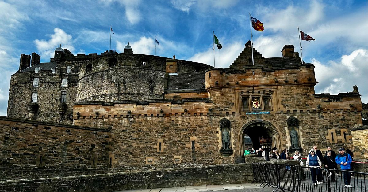 People entering the entrance to Edinburgh Castle