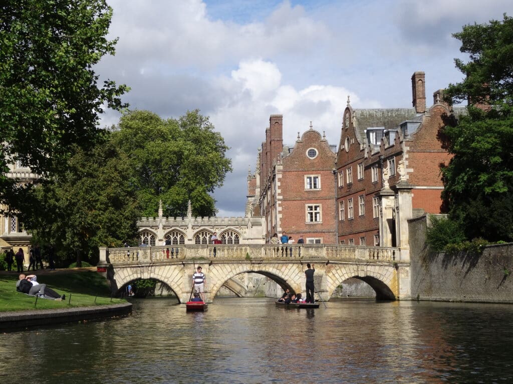 Arch stone bridge with a river flowing through in Cambridge, England.
