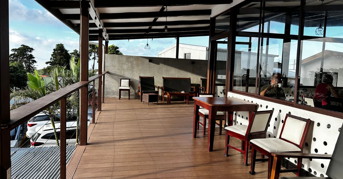 Shared open balcony at Camino Verde Bed and Breakfast Monteverde. 