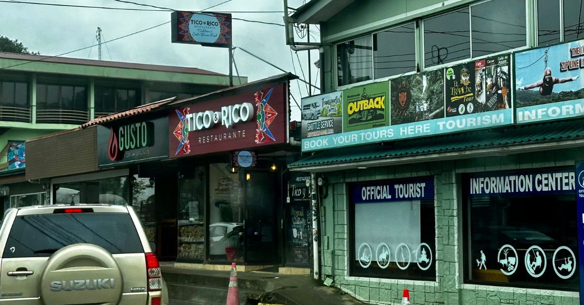 Small shops and tourist information office in central Santa Elena.