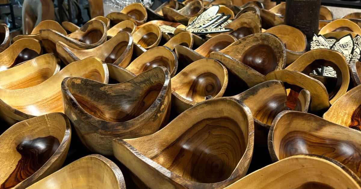 Selection of wooden bowls for sale in a shop in La Fortuna