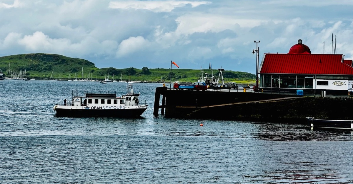 Oban Sea Tours boat coming into dock at the South Pier.
